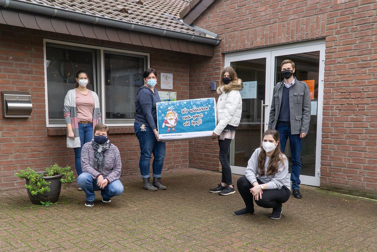Spendenübergabe an die KiTa Ratzeköpper in Bocholt Personen vor dem Kindergarten