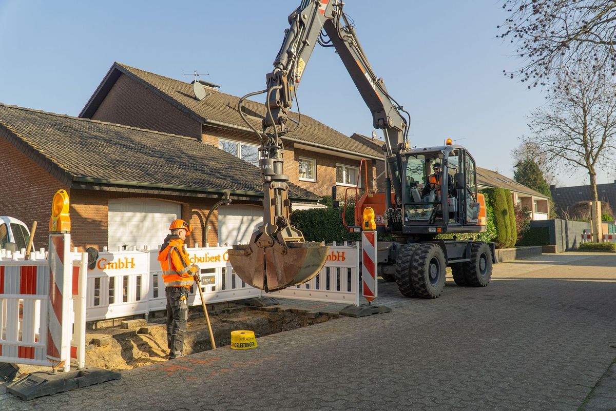 Bauarbeiter mit Bagger