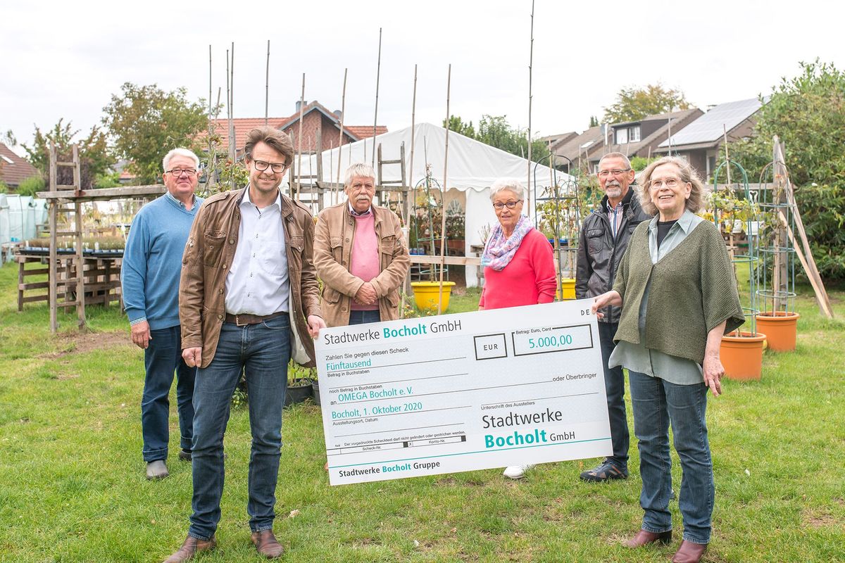 5.000 Euro für OMEGA-Hospizstiftung Personen mit Spendenscheck