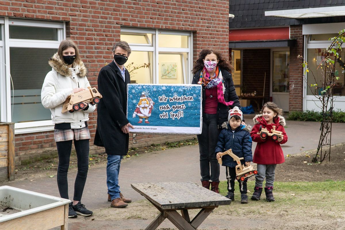 Personen vor dem Kindergarten